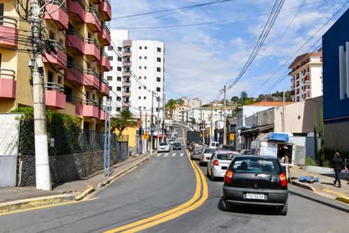 Tráfego de veículos na rua Coronel Estevam Franco de Godoy - centro da cidade