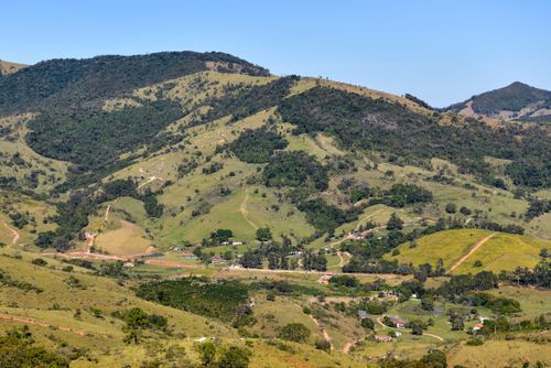 Vista de cima de moradias na área rural - Serra da Mantiqueira