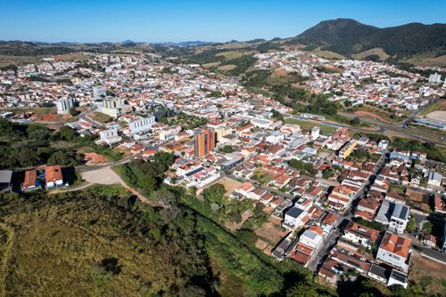 Vista de drone da cidade e ao fundo Morro Pelado no município Águas de Lindóia SP na divisa com MG