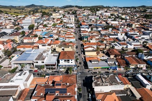 Vista de drone de comércio e moradias da cidade