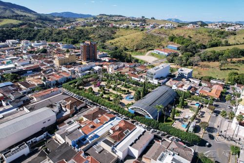 Vista de drone da praça Prefeito Mário Zucato com Centro de Exposições e Lazer - centro da cidade