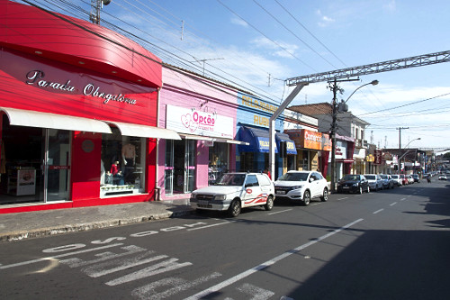Lojas na rua Carlos Ferrari no centro da cidade - destaque para vaga de estacionamento exclusiva para idoso