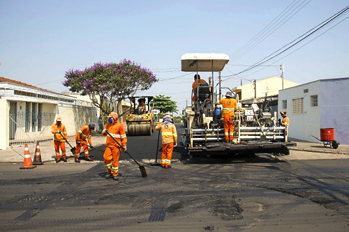 Vibro acabadora de asfalto em obra de recapeamento de via pública