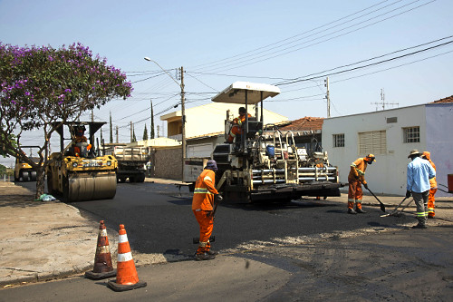 Vibro acabadora de asfalto em obra de recapeamento de via pública