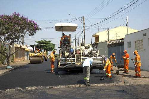Vibro acabadora de asfalto em obra de recapeamento de via pública