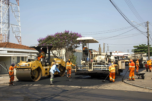 Vibro acabadora de asfalto em obra de recapeamento de via pública